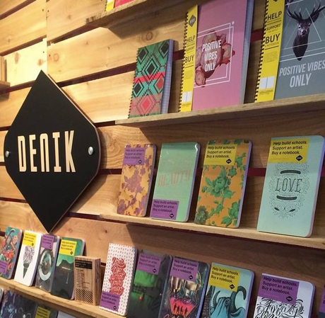 Denik. Las libretas que construían escuelas. Denik arte solidaridad creatividad economía colaborativa