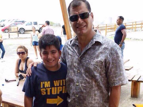 Niño inconscientemente le dice estúpido a Rafael Correa. Niño inconscientemente le dice estúpido a Rafael Correa.
