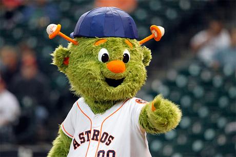 Vigilante de seguridad “humilla” a mascota (de las otras) Orbit, mascota de los Astros de Huston