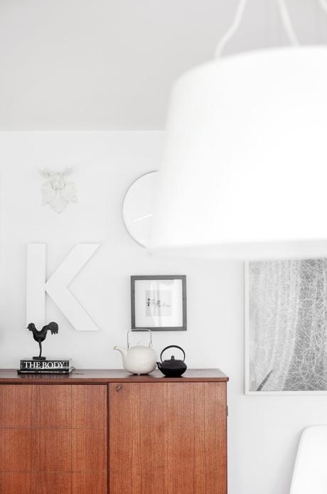 Un salón comedor en blanco y negro