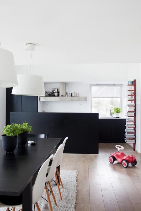 Un salón comedor en blanco y negro