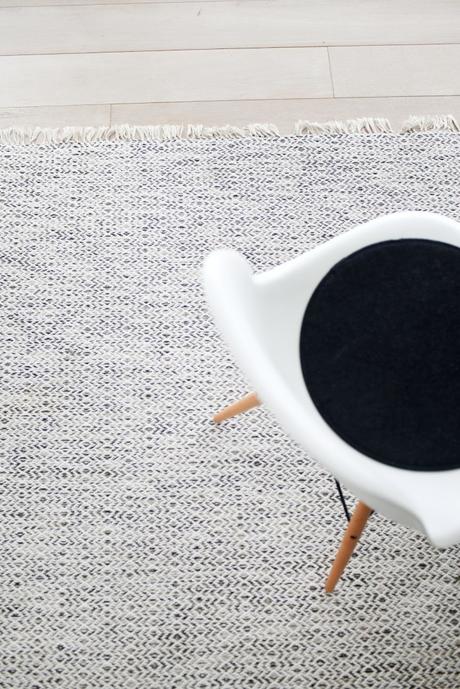 Un salón comedor en blanco y negro