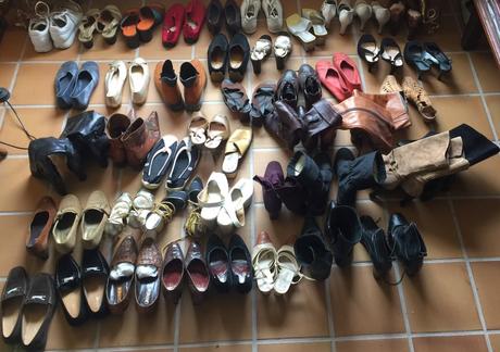 Estos son todos los zapatos que quería llevarse pero no son ni mucho menos todos los que en realidad tiene :) ¿Cuántos pares de zapatos se necesitan? o el poder de la Metamoda