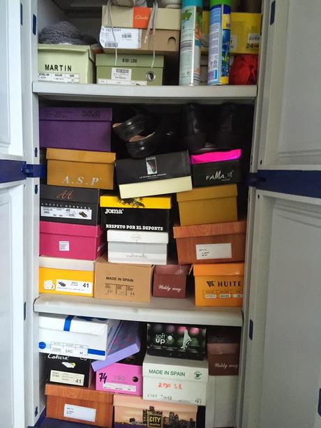 Mi madre lo tiene todo ordenadito en cajas pero no se ven los zapatos, ¿cómo elegirá? ¿Cuántos pares de zapatos se necesitan? o el poder de la Metamoda
