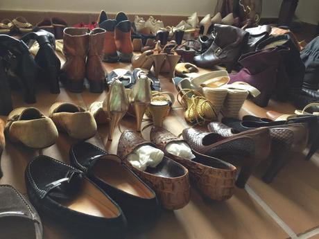 Algunos de sus zapatos tienen unos taconazos que pa qué! y mi suegra va a cumplir este año 80 años :O ¿Cuántos pares de zapatos se necesitan? o el poder de la Metamoda