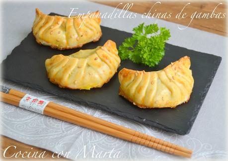 Empanadillas chinas o samosas de gambas y verduras, puerro, calabacín. Receta casera, fácil y rápida.