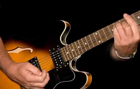 Primeros pasos para aprender a tocar la guitarra Primeros pasos para aprender a tocar la guitarra
