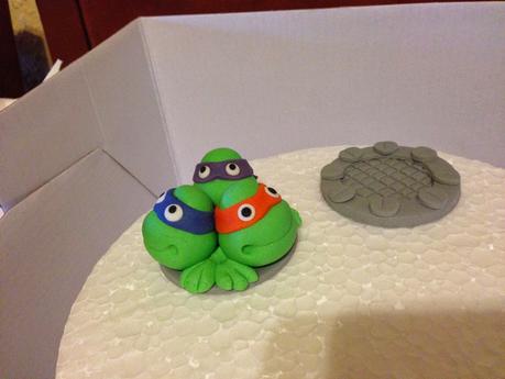 Tarta tortugas ninja de chocolate blanco, fresa y mora Tarta tortugas ninja de chocolate blanco, fresa y mora