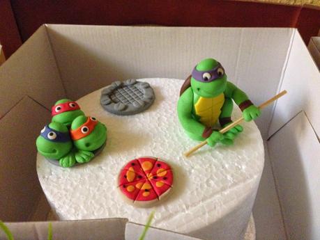 Tarta tortugas ninja de chocolate blanco, fresa y mora Tarta tortugas ninja de chocolate blanco, fresa y mora