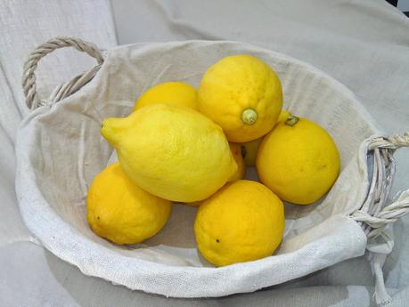 Salchichas blancas con patatas al limón