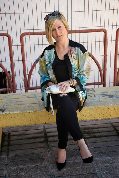 look de diseneitorforever con kimono de estampado tropical y ripped jeans look de diseneitorforever con kimono de estampado tropical y ripped jeans