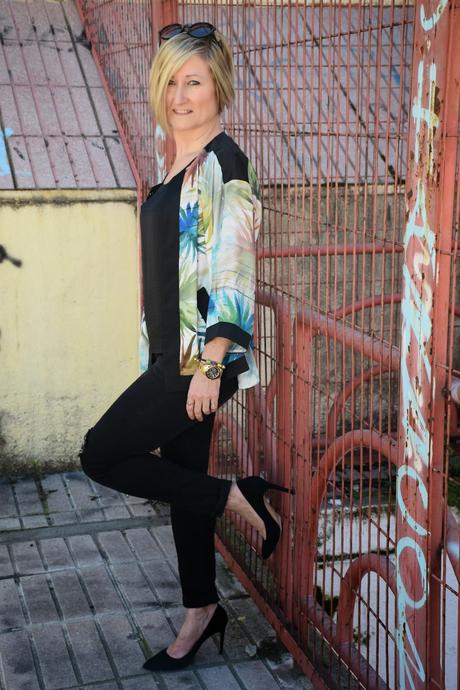 look de diseneitorforever con kimono de estampado tropical y ripped jeans look de diseneitorforever con kimono de estampado tropical y ripped jeans
