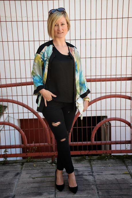 look de diseneitorforever con kimono de estampado tropical y ripped jeans look de diseneitorforever con kimono de estampado tropical y ripped jeans