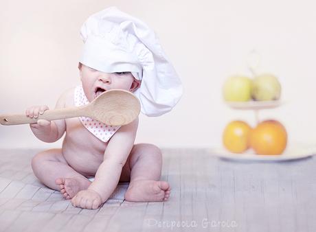Una pequeña cocinera y su perro Una pequeña cocinera y su perro