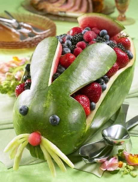 Conejo de sandía con fruta Conejo de sandía con fruta