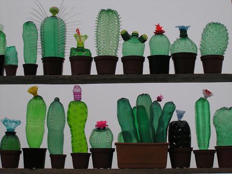 Plantas de plástico hechas por Veronika Richterova reciclando botellas PET