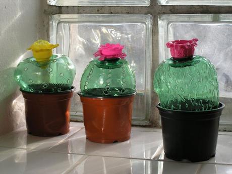 Plantas de plástico hechas por Veronika Richterova reciclando botellas PET