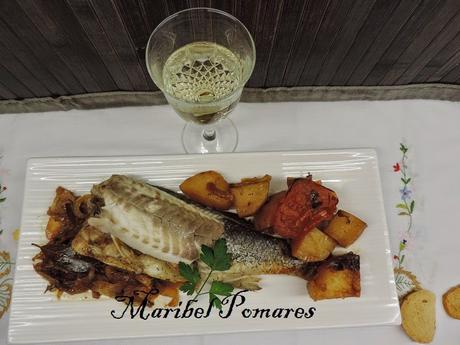 Asado de lubina, patatas, cebolla y tomate en olla programable. Asado de lubina, patatas, cebolla y tomate en olla programable.