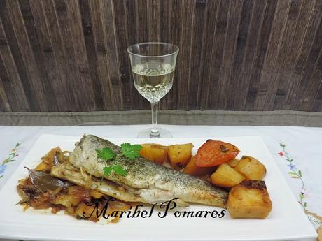 Asado de lubina, patatas, cebolla y tomate en olla programable. Asado de lubina, patatas, cebolla y tomate en olla programable.