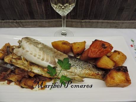 Asado de lubina, patatas, cebolla y tomate en olla programable. Asado de lubina, patatas, cebolla y tomate en olla programable.