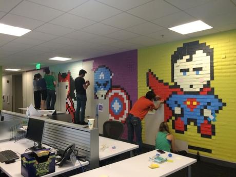 Unas oficinas llenas de Superhéroes de post-its. Unas oficinas llenas de Superhéroes de post-its.