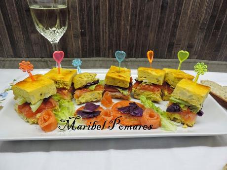 Montaditos o pinchos de tortilla de patata, cebolla, calabacin, salmón ahumado, tomate, lechuga y col lombarda. Montaditos o pinchos de tortilla de patata, cebolla, calabacin, salmón ahumado, tomate, lechuga y col lombarda.