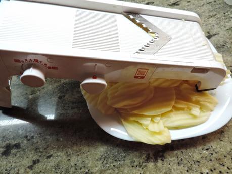 Montaditos o pinchos de tortilla de patata, cebolla, calabacin, salmón ahumado, tomate, lechuga y col lombarda. Montaditos o pinchos de tortilla de patata, cebolla, calabacin, salmón ahumado, tomate, lechuga y col lombarda.