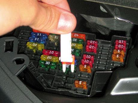 COMO CAMBIAR FUSIBLE DE UN VEHICULO COMO CAMBIAR FUSIBLE DE UN VEHICULO
