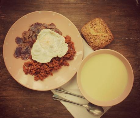 VICHYSSOISE & HUEVO CON VIOLETTE Y CHICHOS VICHYSSOISE & HUEVO CON VIOLETTE Y CHICHOS