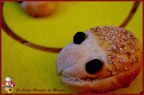 MINI ERIZOS DE PAN CON SÉSAMO Y QUESO MINI ERIZOS DE PAN CON SÉSAMO Y QUESO