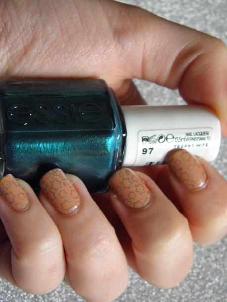 Manicura estampada con esmaltes essie Manicura estampada con esmaltes essie