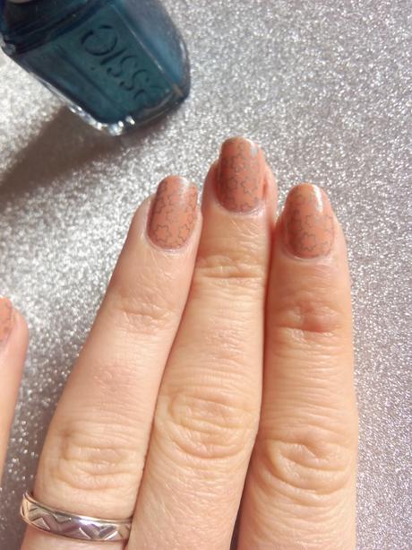 Manicura estampada con esmaltes essie Manicura estampada con esmaltes essie