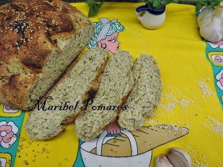 Pan integral de ajo, bebida de soja, germen de trigo, perejil, sésamo y semillas de linaza.
