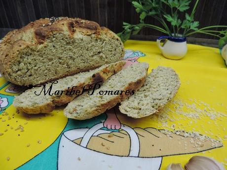 Pan integral de ajo, bebida de soja, germen de trigo, perejil, sésamo y semillas de linaza.