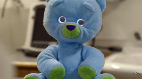 Huggable, un oso de peluche inteligente que ayuda a los niños en tratamiento de cáncer