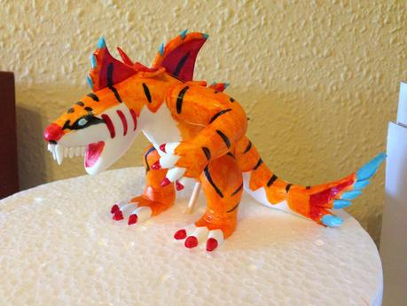 Tarta Invizimals con modelado de Tigershark y papel de azucar Tarta Invizimals con modelado de Tigershark y papel de azucar