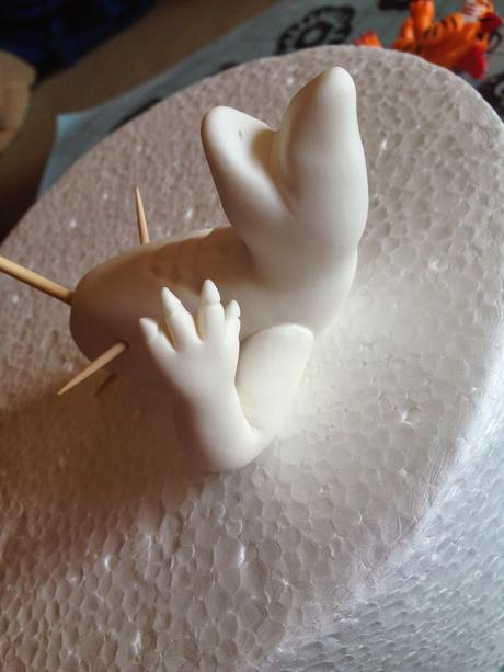 Tarta Invizimals con modelado de Tigershark y papel de azucar Tarta Invizimals con modelado de Tigershark y papel de azucar