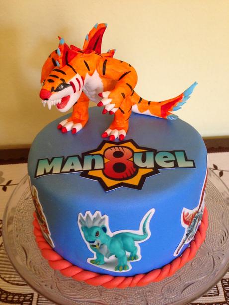 Tarta Invizimals con modelado de Tigershark y papel de azucar Tarta Invizimals con modelado de Tigershark y papel de azucar