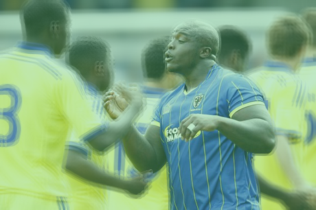 ADEBAYO AKINFENWA NO CABE EN UN CAMPO DE FÚTBOL