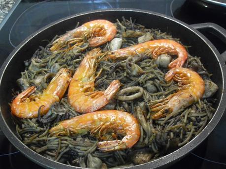 Fideos negros con gambas