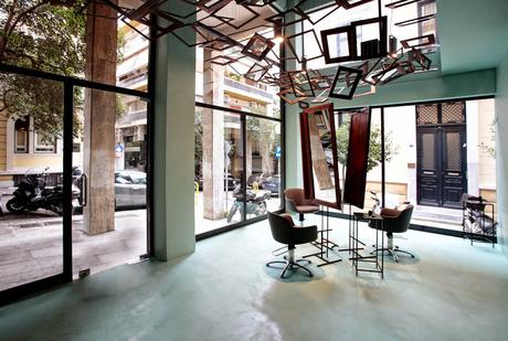 Talkin' Heads, una escenografía teatral para una peluquería con un carácter muy particular Talkin' Heads, una escenografía teatral para una peluquería con un carácter muy particular