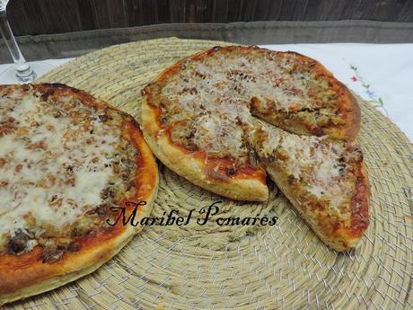 Pizza de masa integral con sardinillas, atún y anchoas.