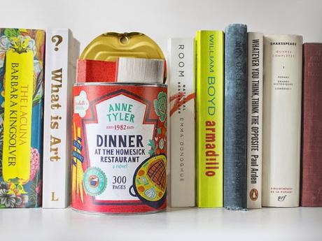 Libros envasados en latas de tomate