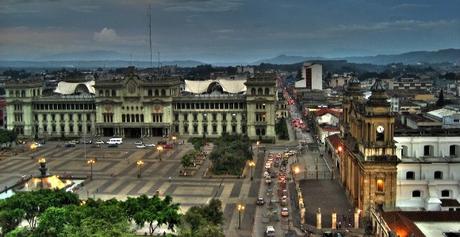 Vista del Palacio Nacional de la Cultura de Guatemala, la Plaza de la Constitución y la Catedral Metropolitana