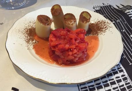 Pasta rellena de tiramisú con tartar de fresas