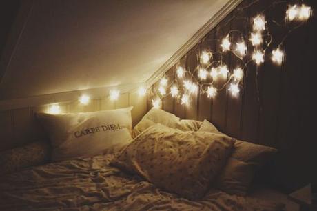 Guirnarldas de luces en el dormitorio