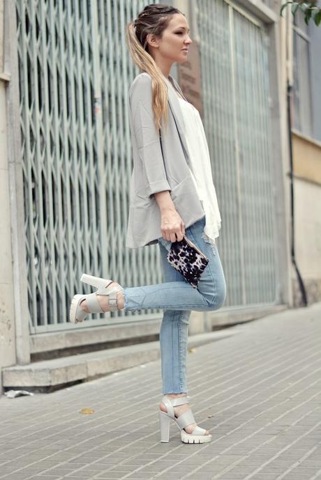 FRAYED TRIM JEANS