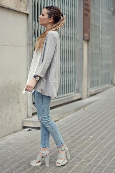 FRAYED TRIM JEANS