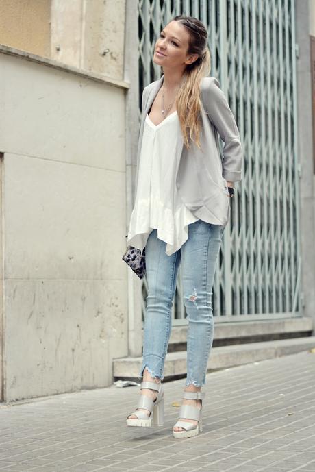 FRAYED TRIM JEANS