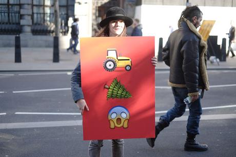 Earthmojis, pancartas de protesta hechas con emojis